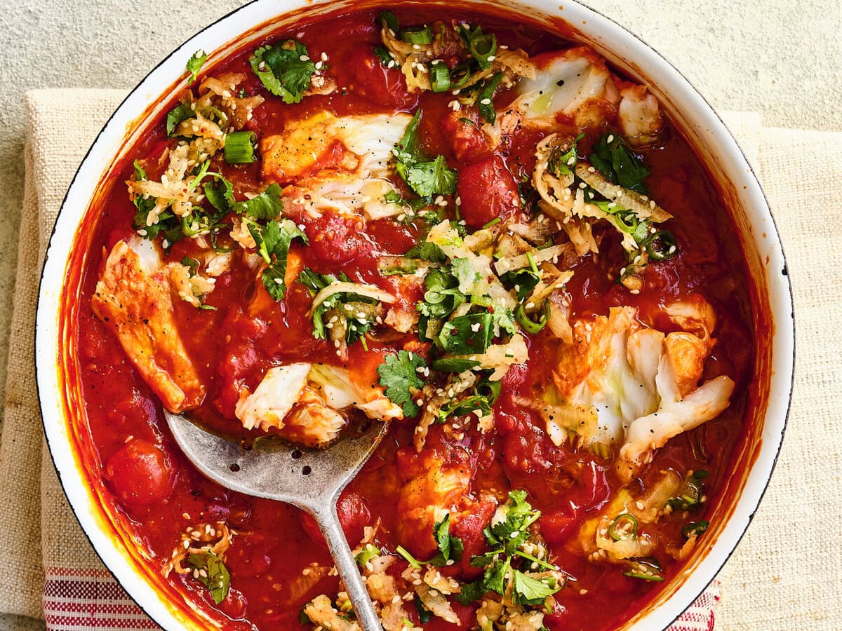 Kabeljauw in gochujang tomatensaus in een pan