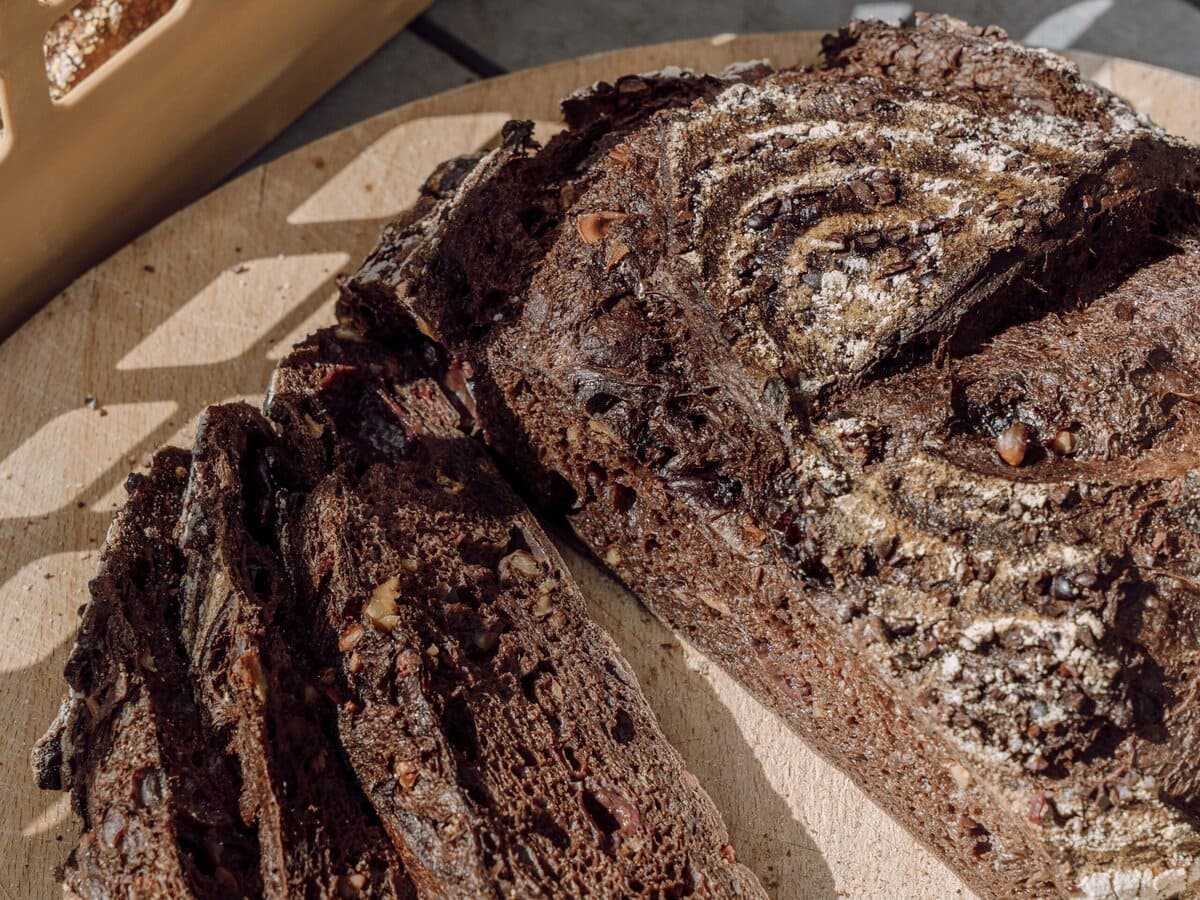 Kersenbrood met cacao in 3 plakken gesneden
