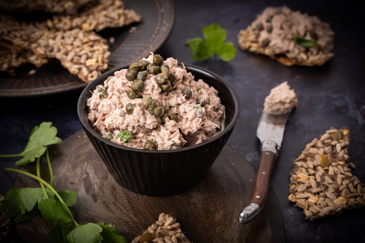 Tonijnsalade in een bakje met kappertjes erover