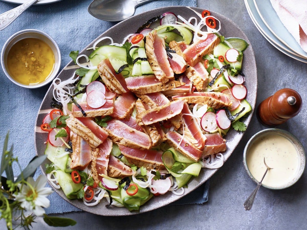 Komkommersalade met tonijn tataki, radijs, rettich en rode peper