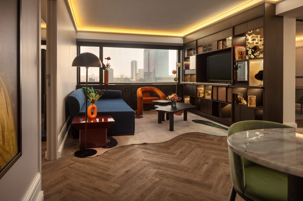 Blauwe bank in een hotelkamer van Cardo Brussels