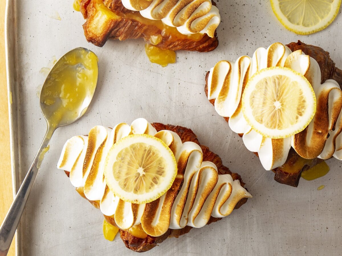 Lemoncurd meringuecroissant met citroen en lepel