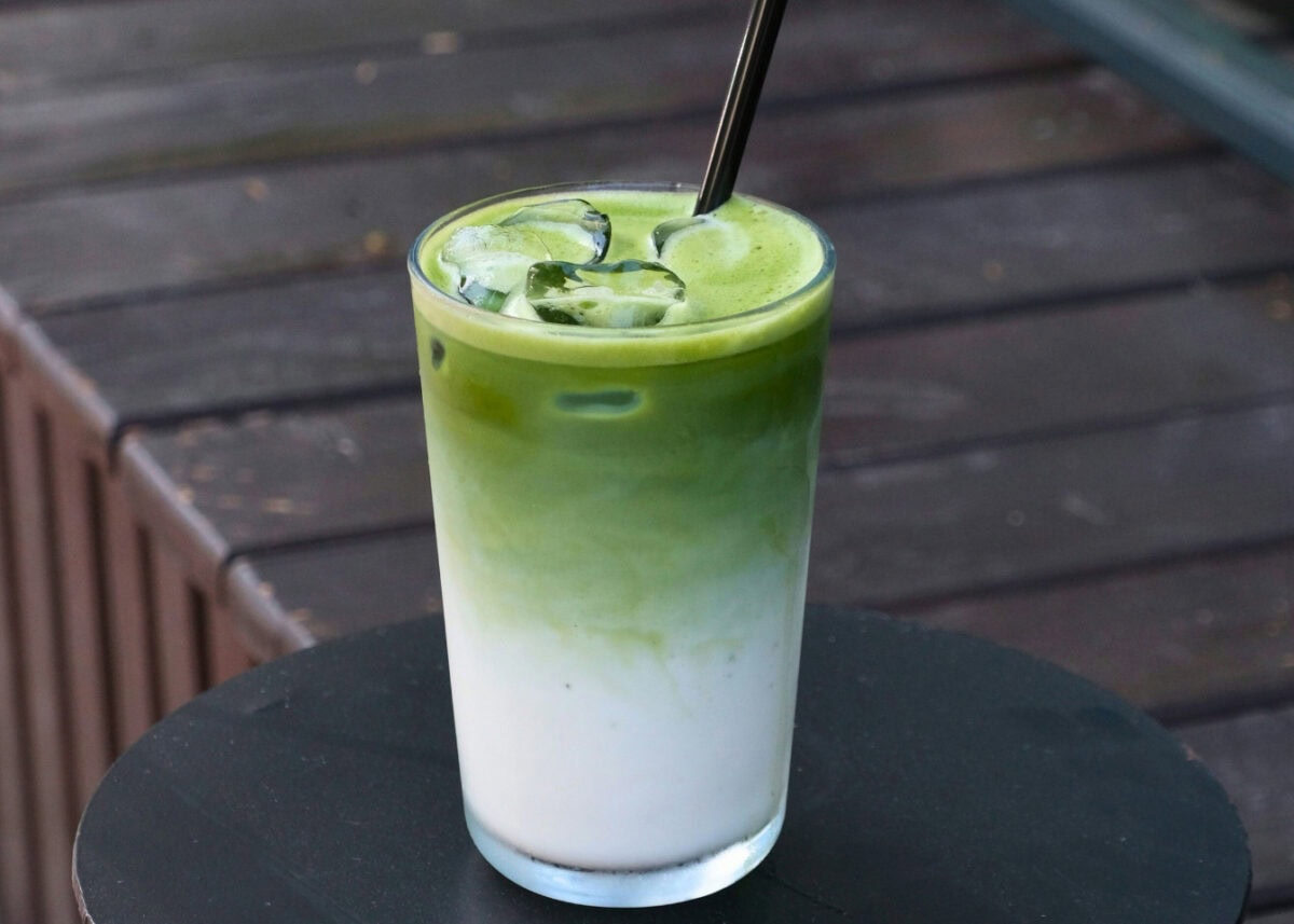 Matcha Latte in een glas met rietje