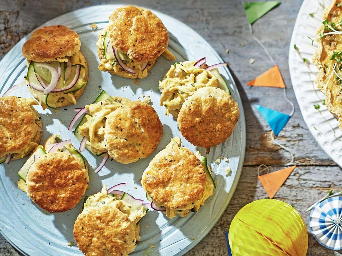 8 mini-kipburgertjes met komkommer en ui