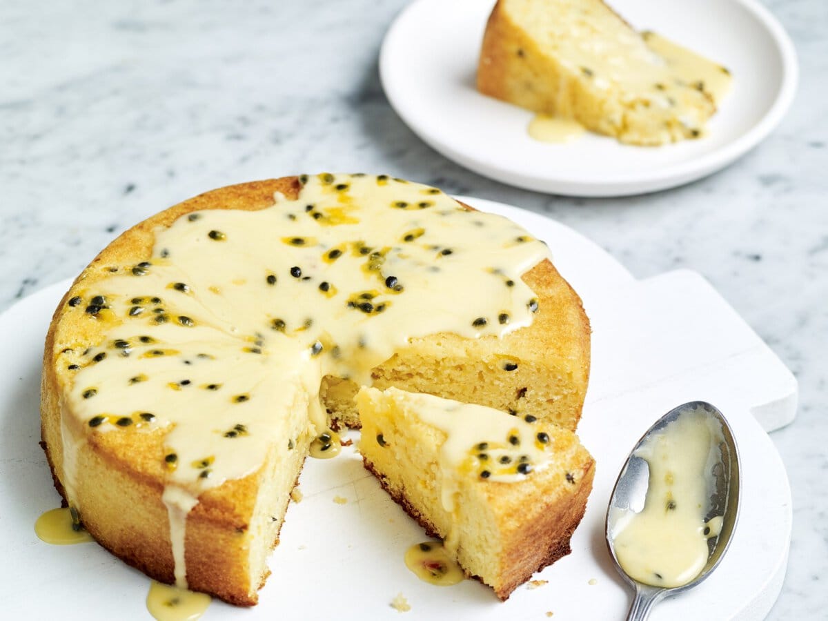 Passievrucht karnemelkcake op een bord met een lepel