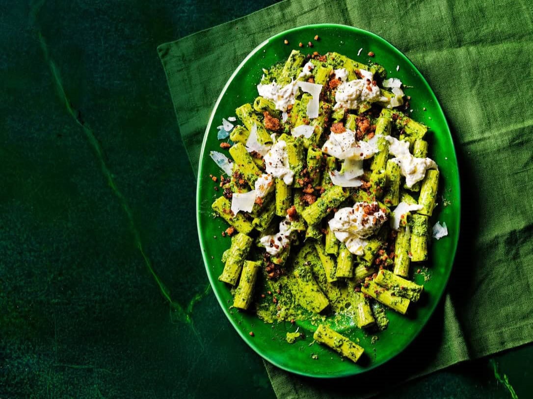 Pasta met burrata en pistache-boerenkoolpesto