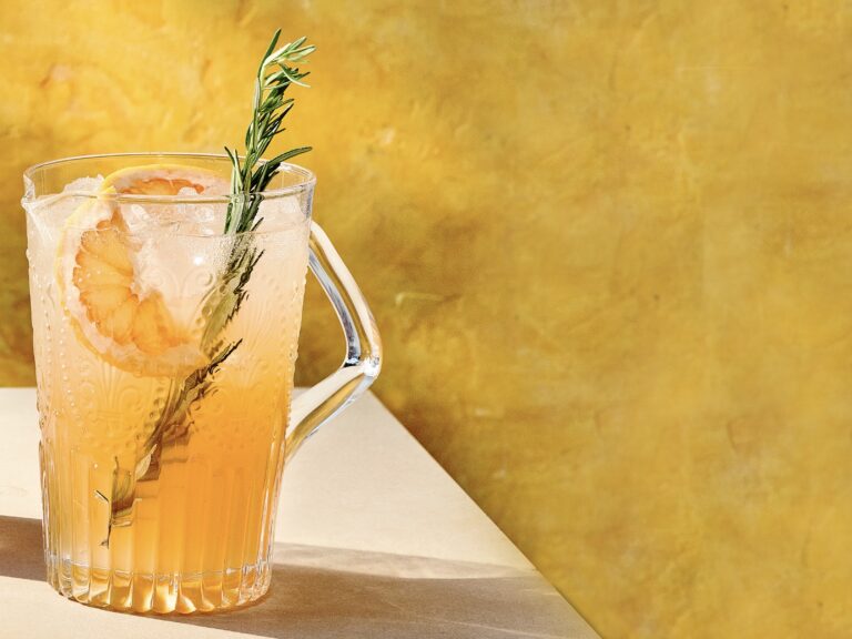 Rozen-grapefruitpitcher met vlierbloesem