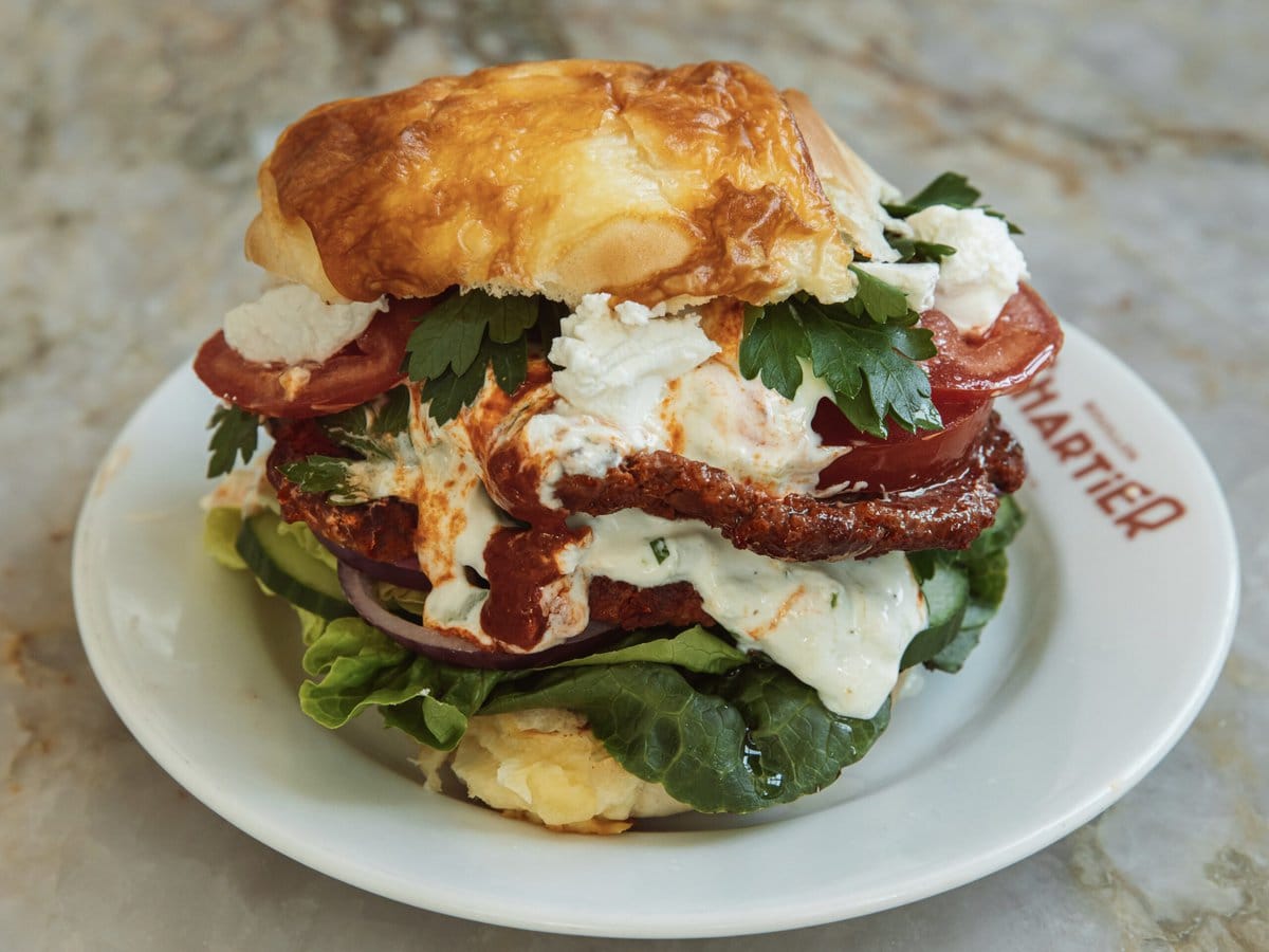 Smashburger met youghurt, feta, tomaat, peterselie, sla, ui, komkommer.