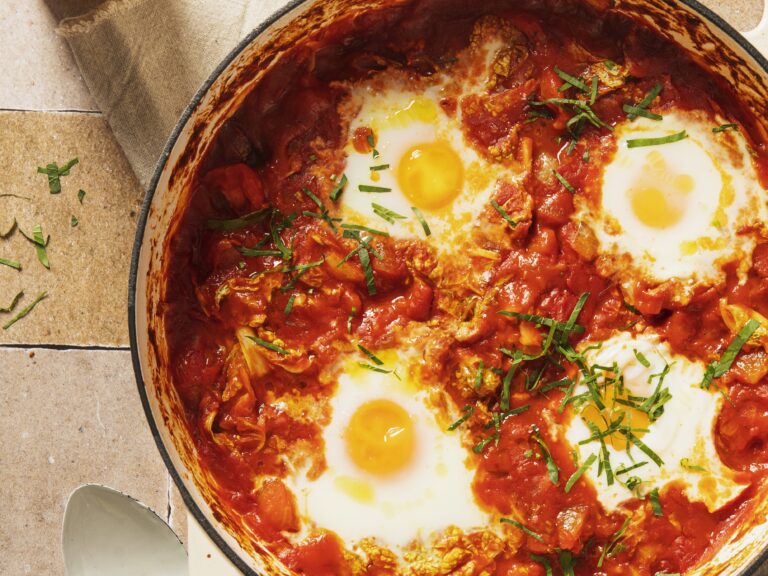Shakshuka met groene kool, gekonfijte citroen en harissa