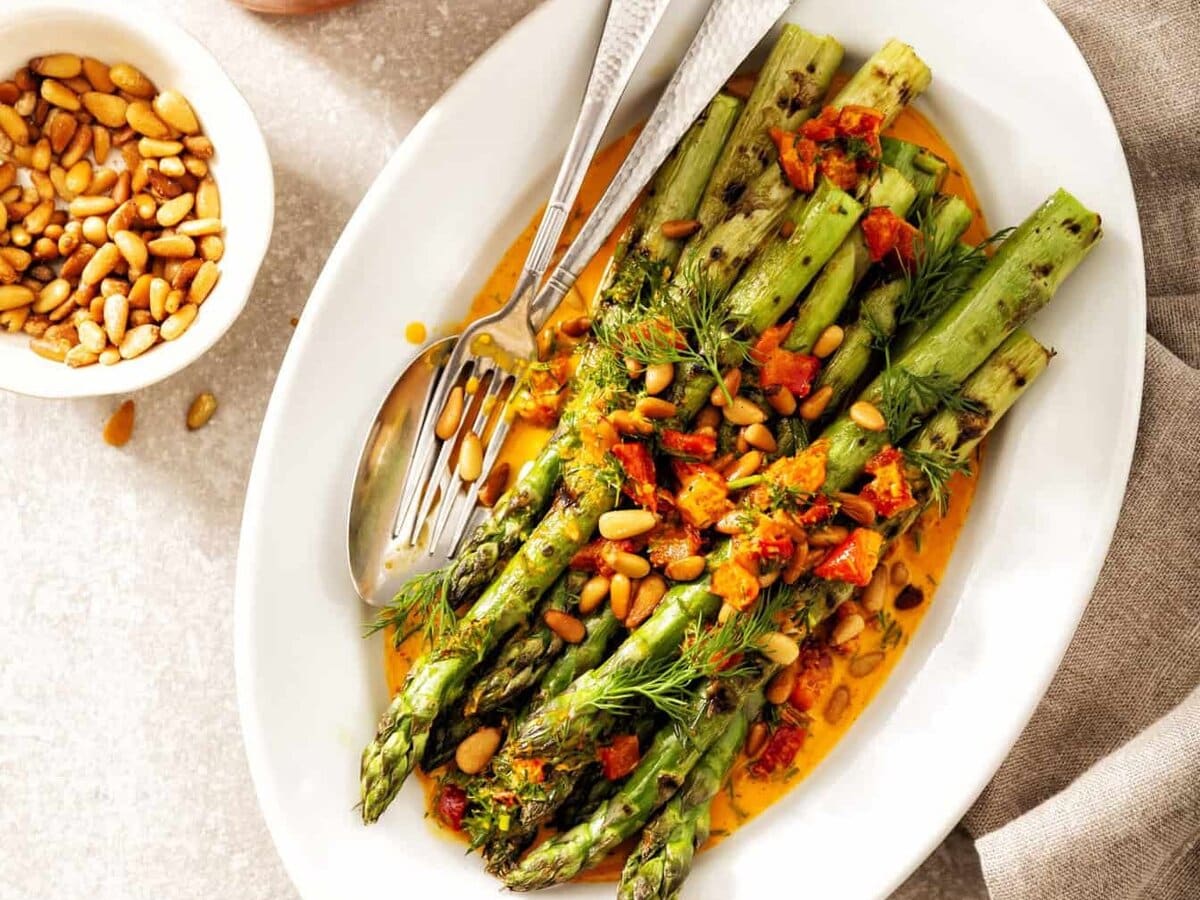 Gegrilde groene asperges met wortel en knoflookjus