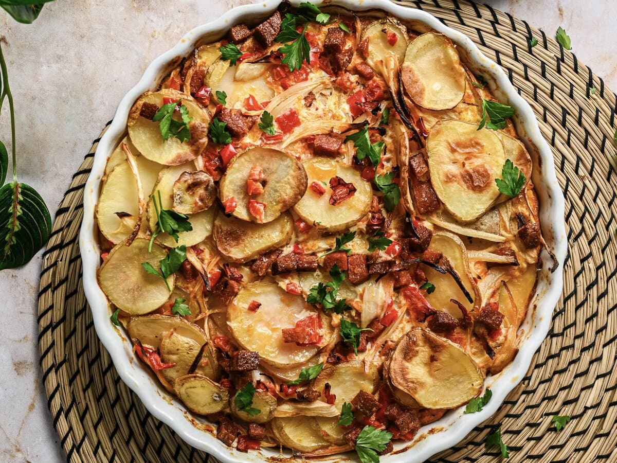 Ovenschaal met een Spaanse tortilla met chorizo