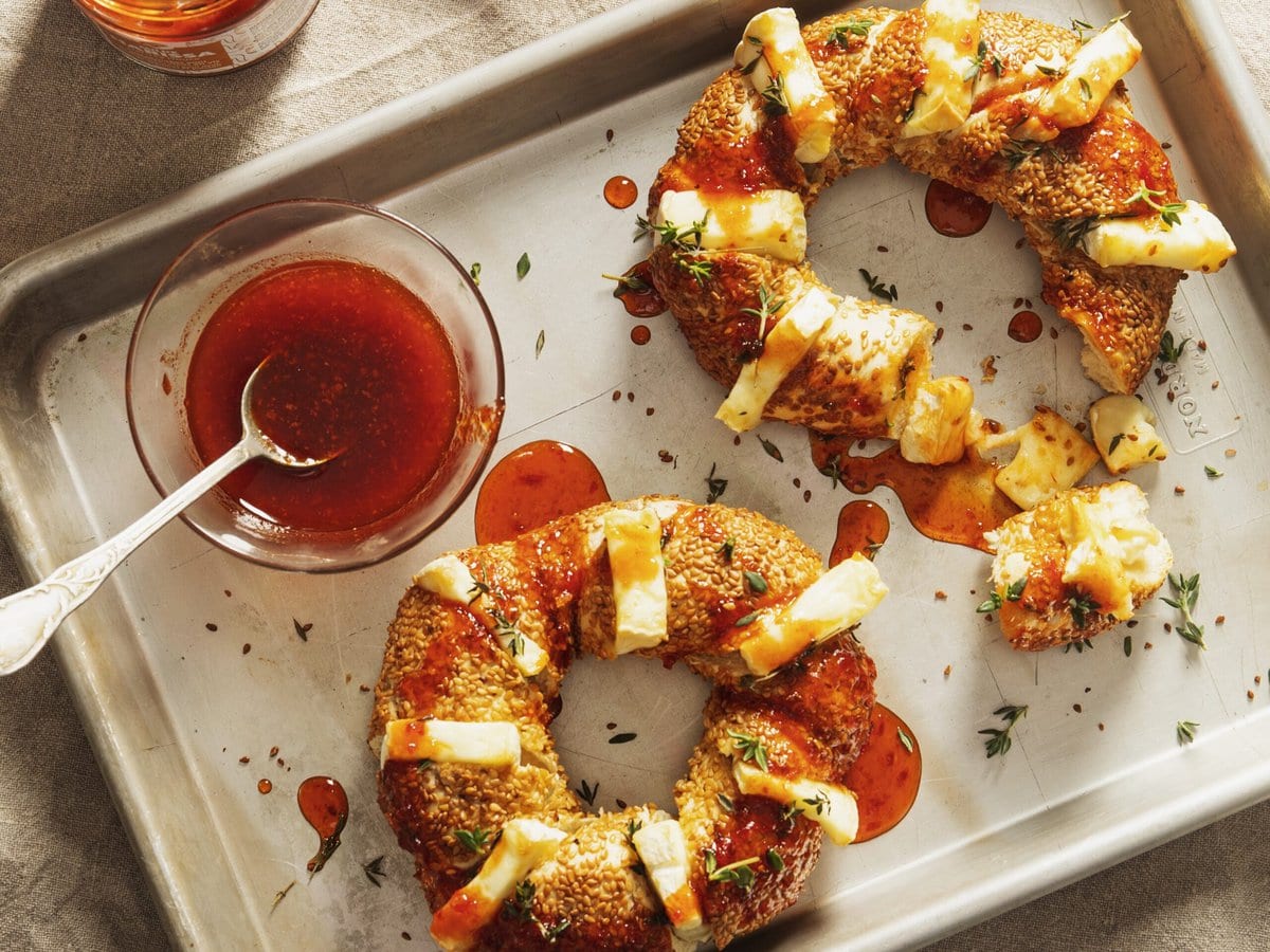 Spicy breekbrood met brie met saus