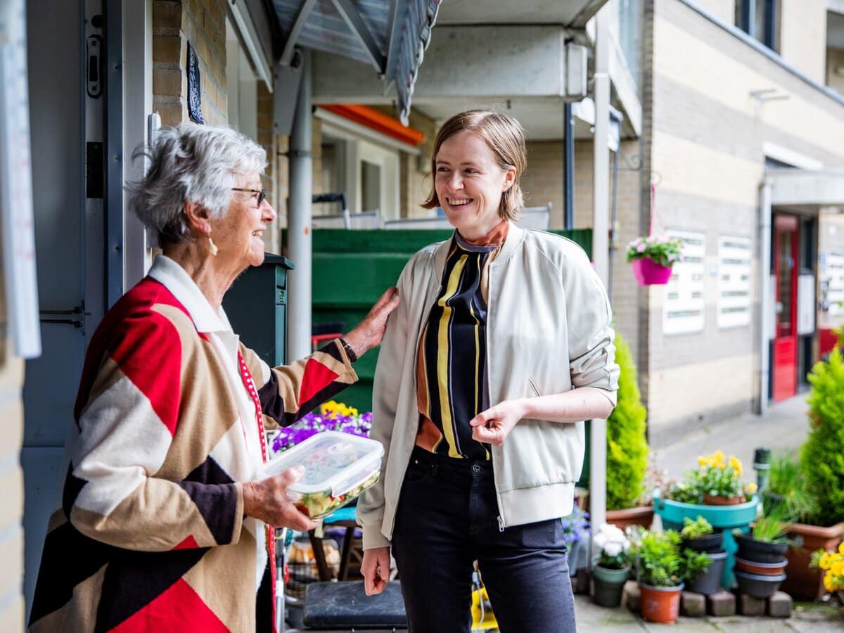 Twee vrouwen aan de voordeur van Stichting Thuisgekookt