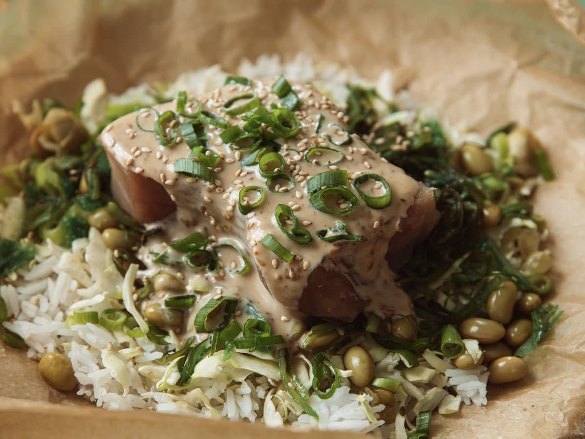 Pakketje met rijst, spitskool, edamame, wakame, lente-ui, tonijn en sesamdressing