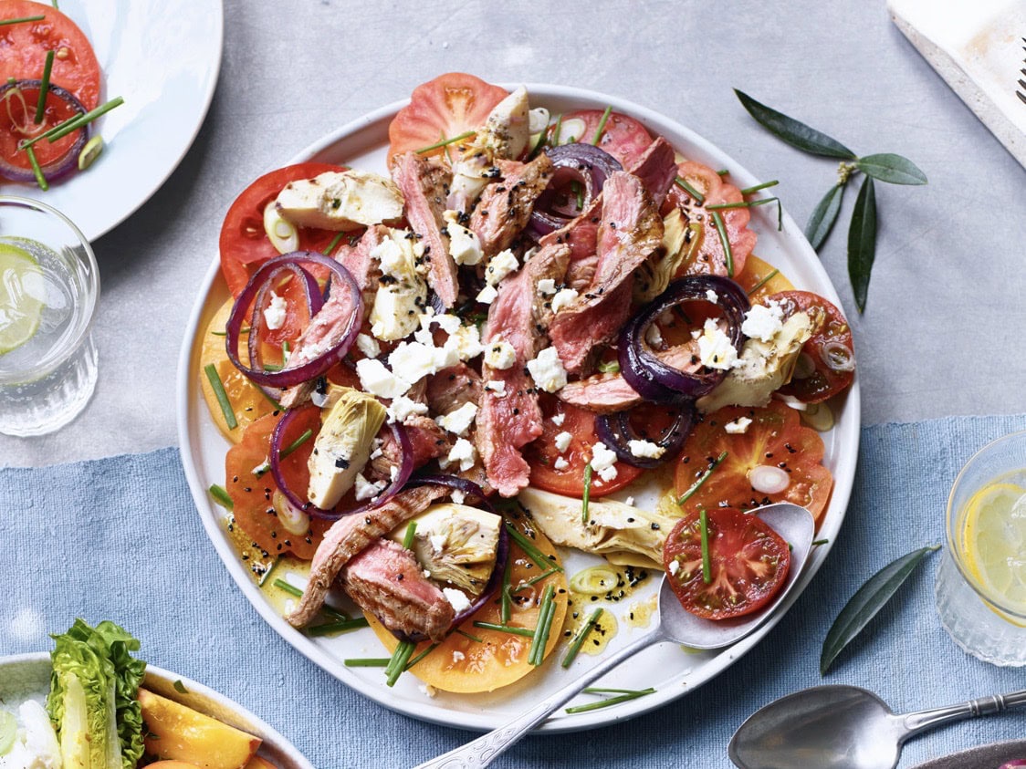 Tomatensalade met barbecuebavette, rode ui en feta