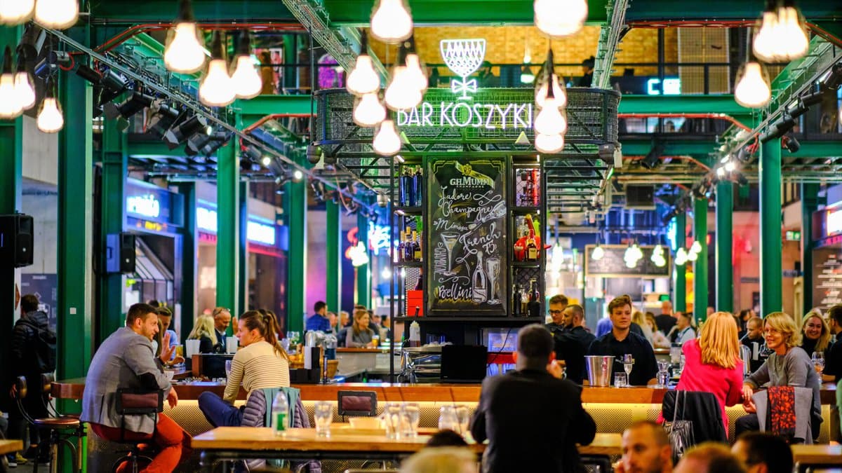 Etende mensen in een restaurant in Warschau