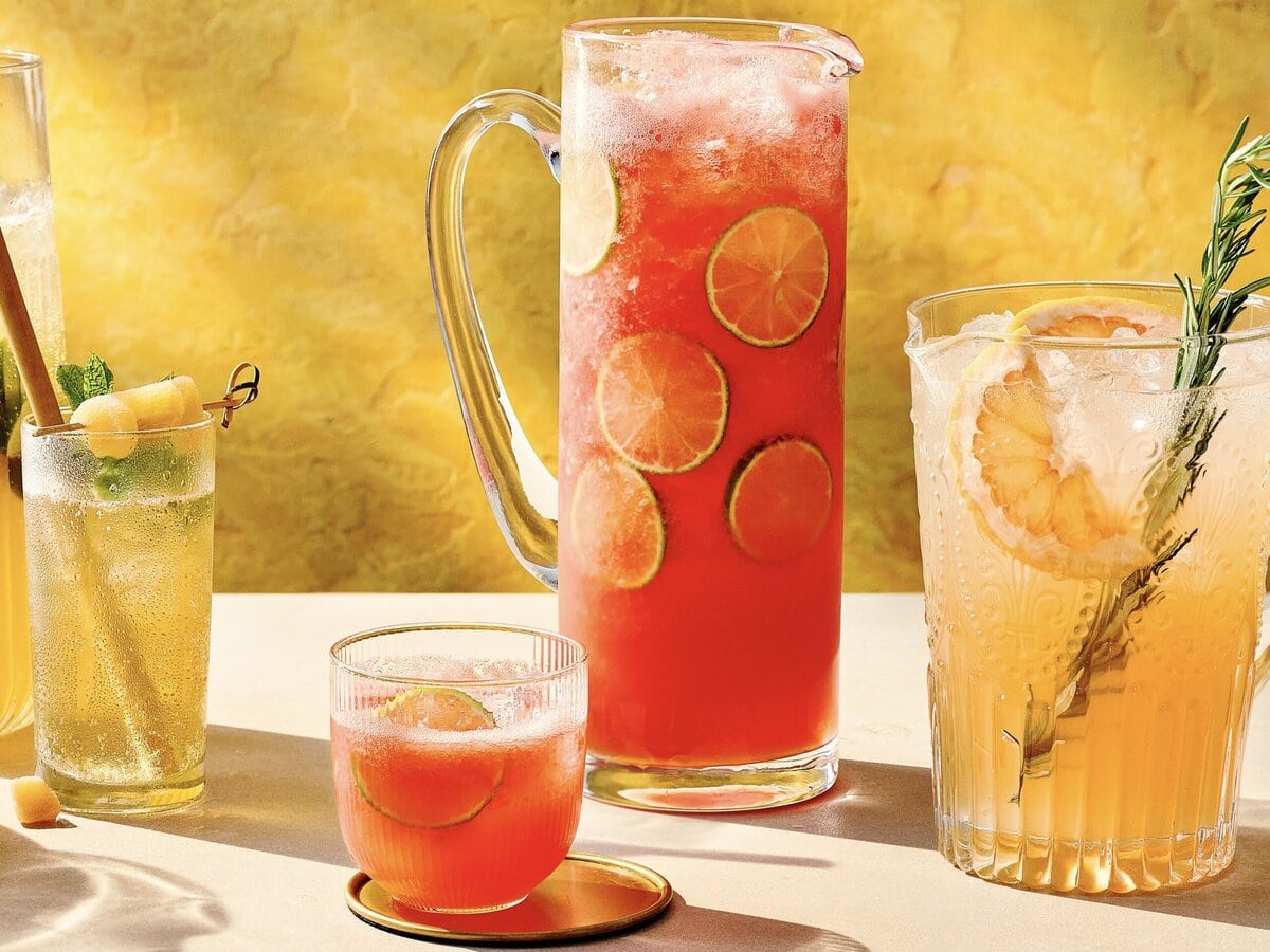 Kan met een mocktail van watermeloen en lychee, met schijfjes limoen