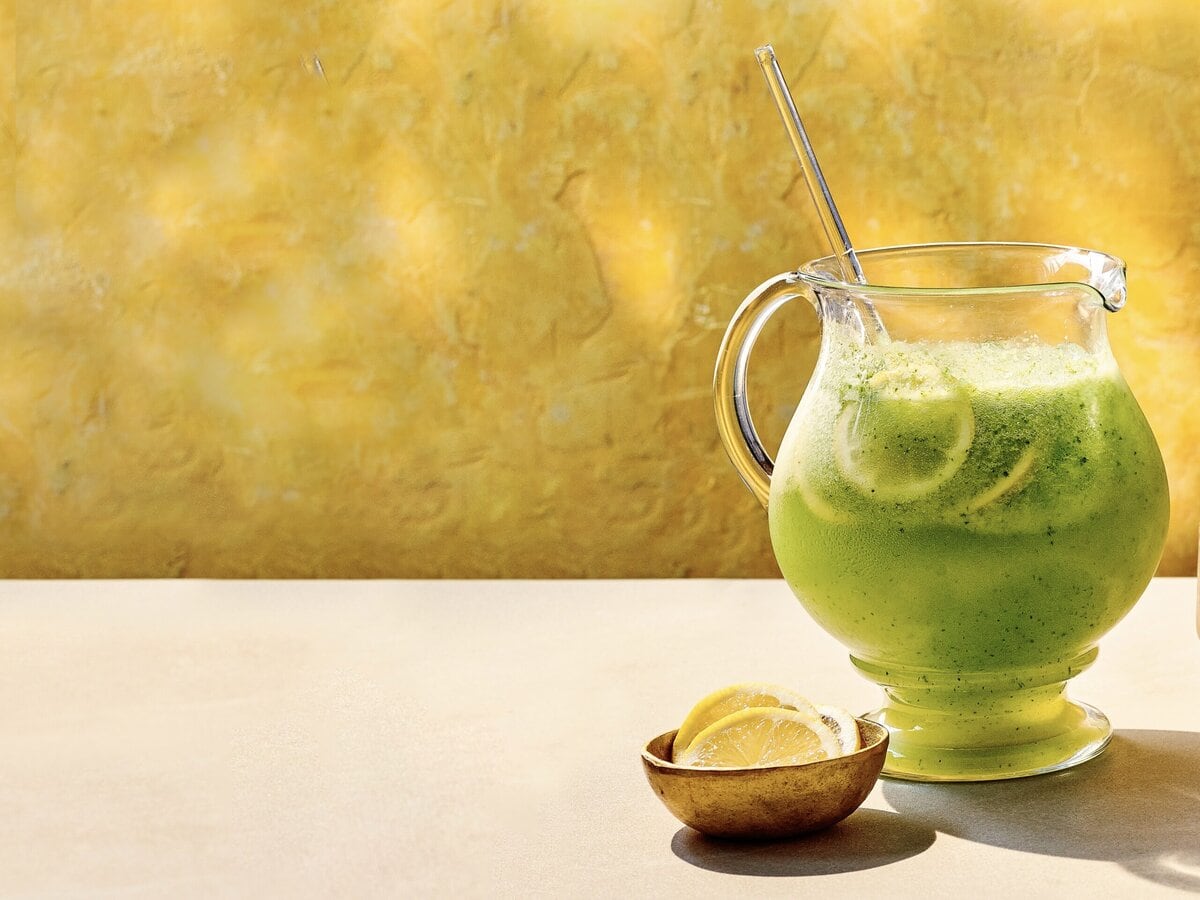 Kan met wodka-komkommerlimonade en citroenschijfjes