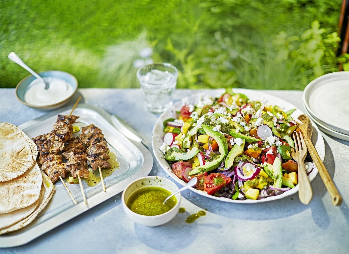 Salade met onder andere avocado, mango, ui, tomaat en feta