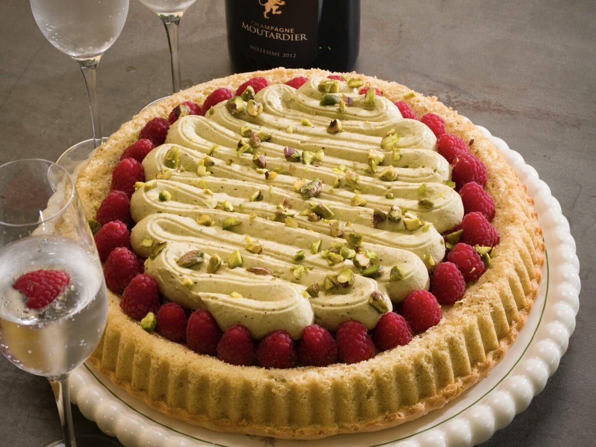 Biscuitbodem met frambozen en pistachebavarois