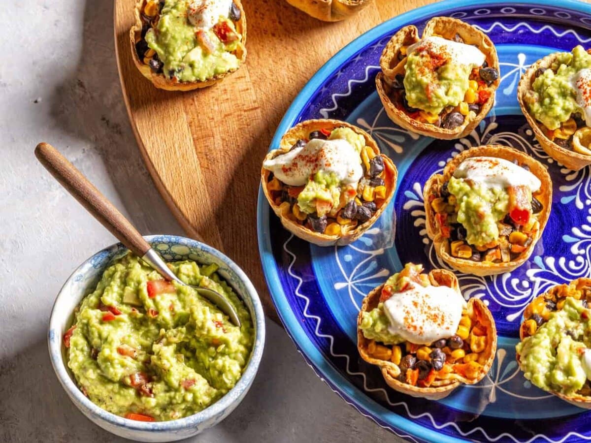 Tortillabakjes met guacamole, bonen, paprika en mais