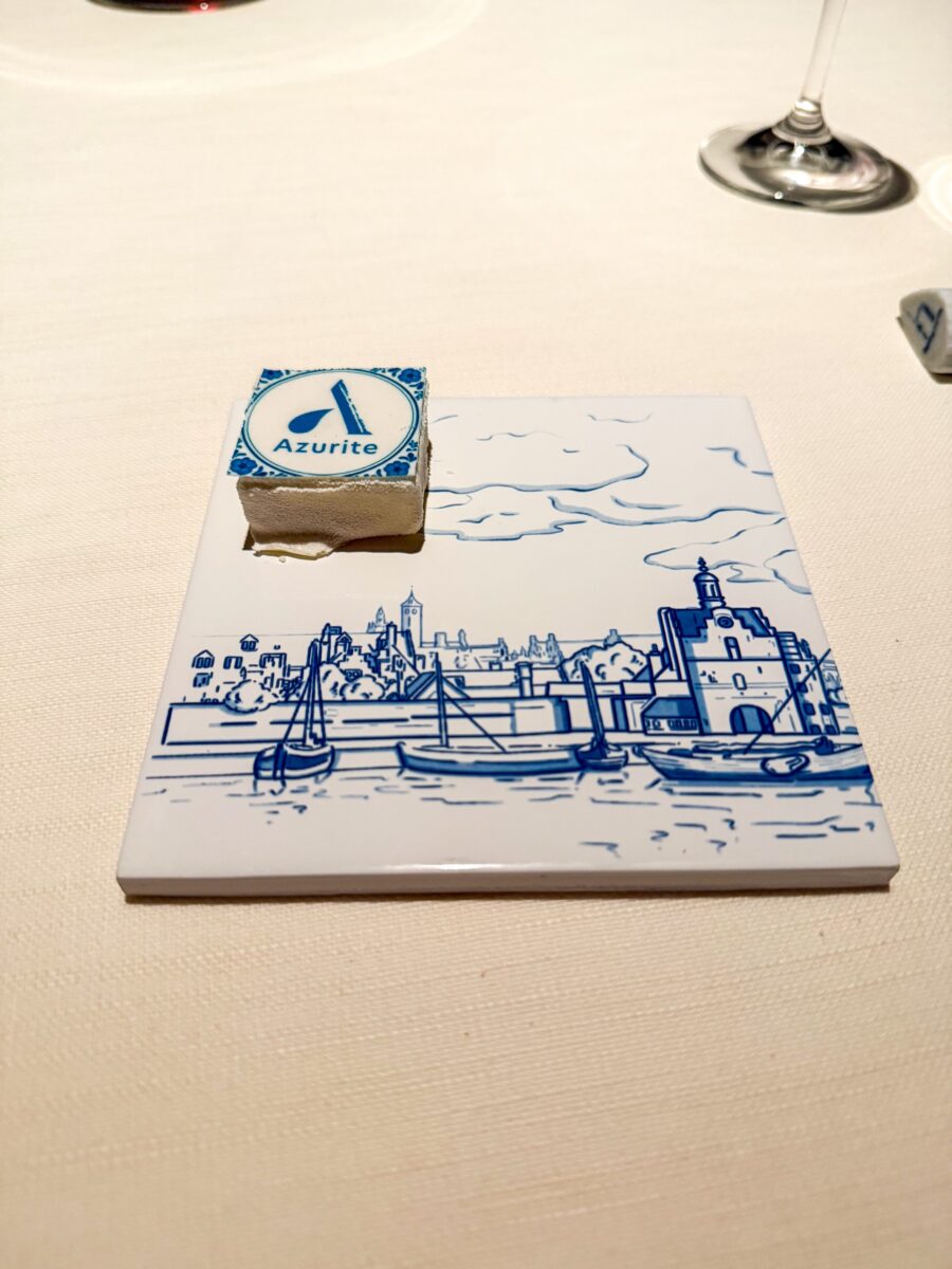 Toetje op een Delfts blauw tegeltje bij een restaurant in Delft