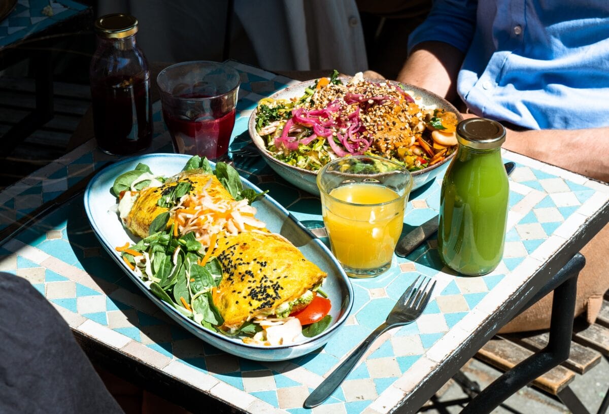 Gerechten van Fika in Aarhus op een zonnig terras