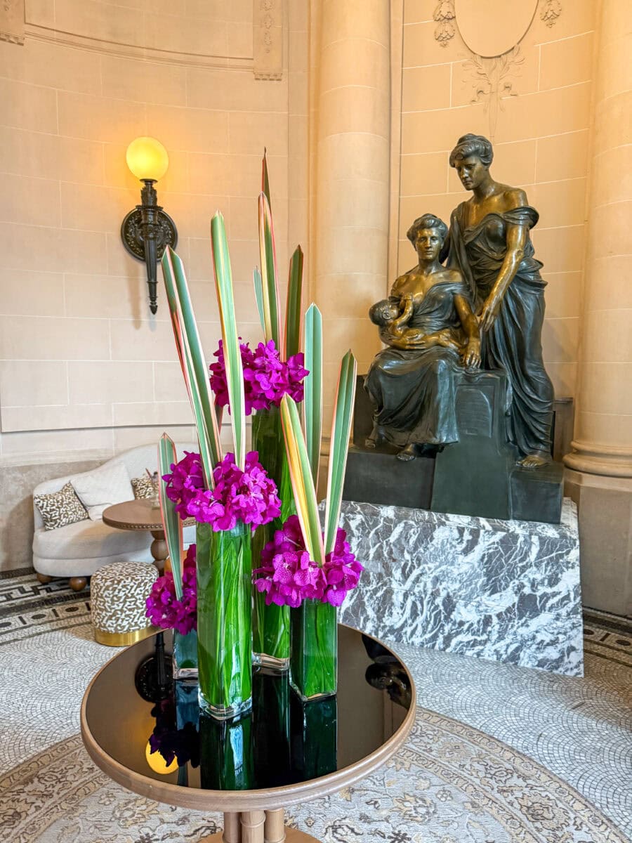 Entree met beelden bij een hotel in Brussel