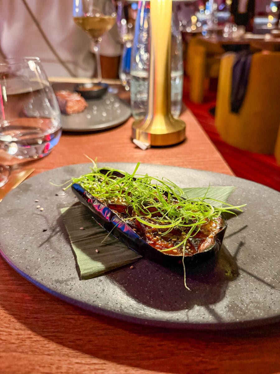 Geroosterde aubergine met miso bij Akai in Brussel