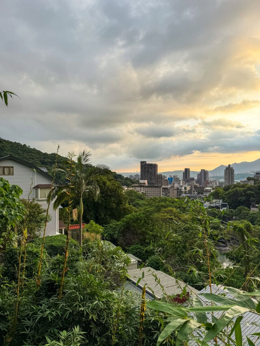 Uitzicht over Taipei vanuit de hot springs in Beitou