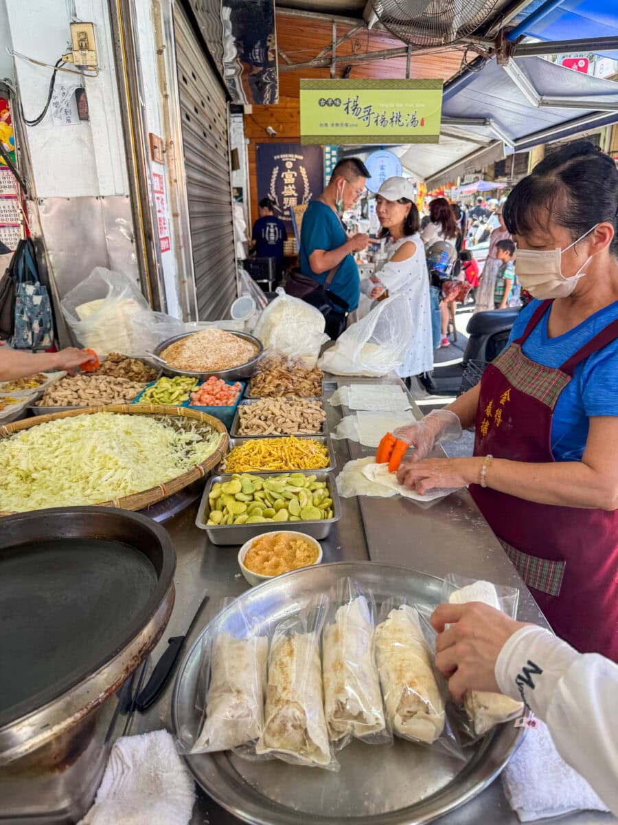 Streetfood wordt bereid in de straten van Tainan
