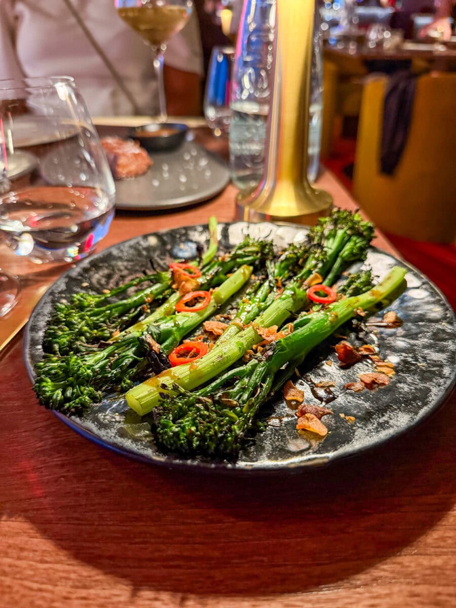 Bimi met sojasaus en peper bij Akai in Brussel