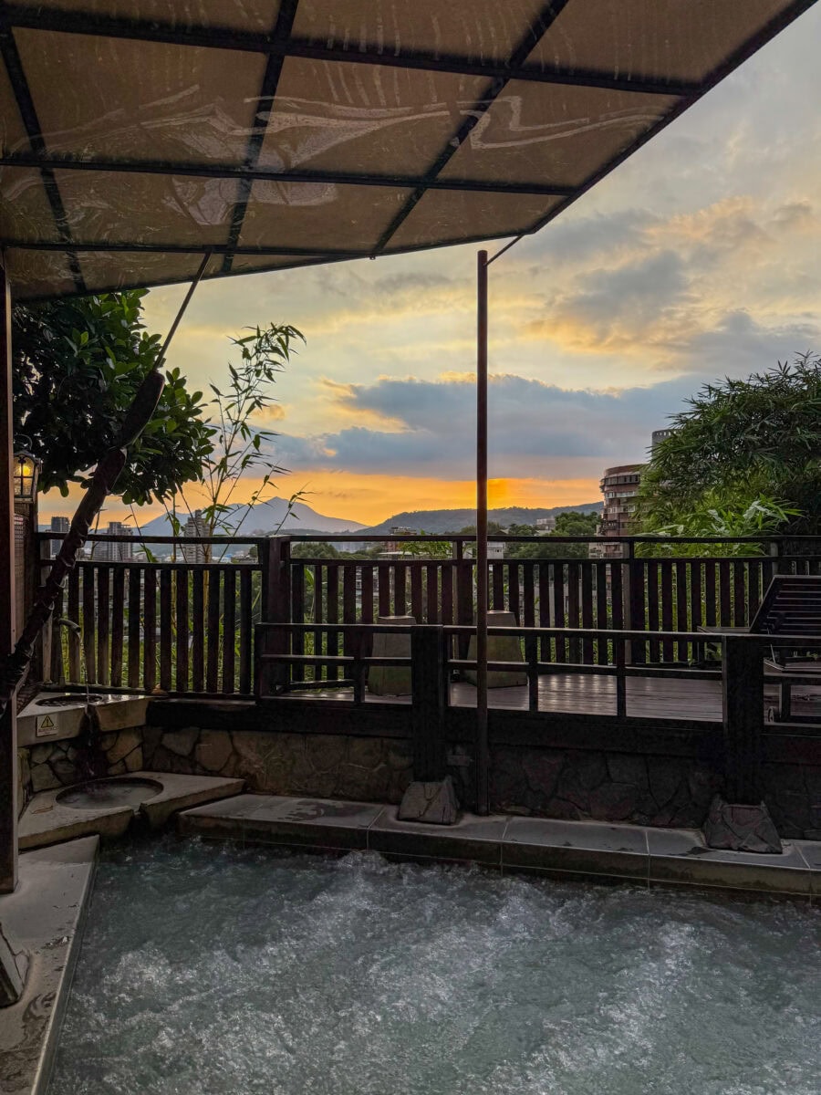 Uitzicht over Taipei vanuit de hot springs in Beitou