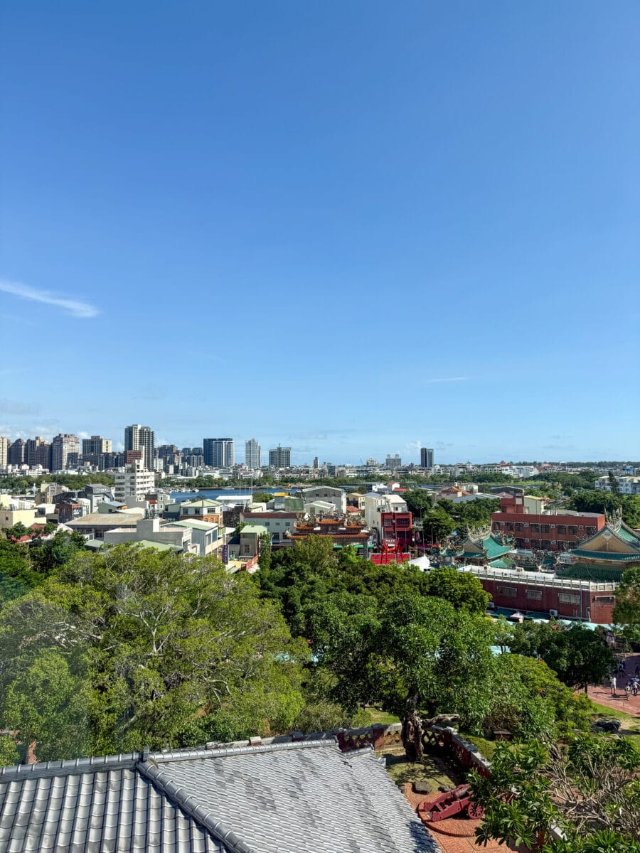 Uitzicht vanuit de uitkijktoren bij een fort in Tainan