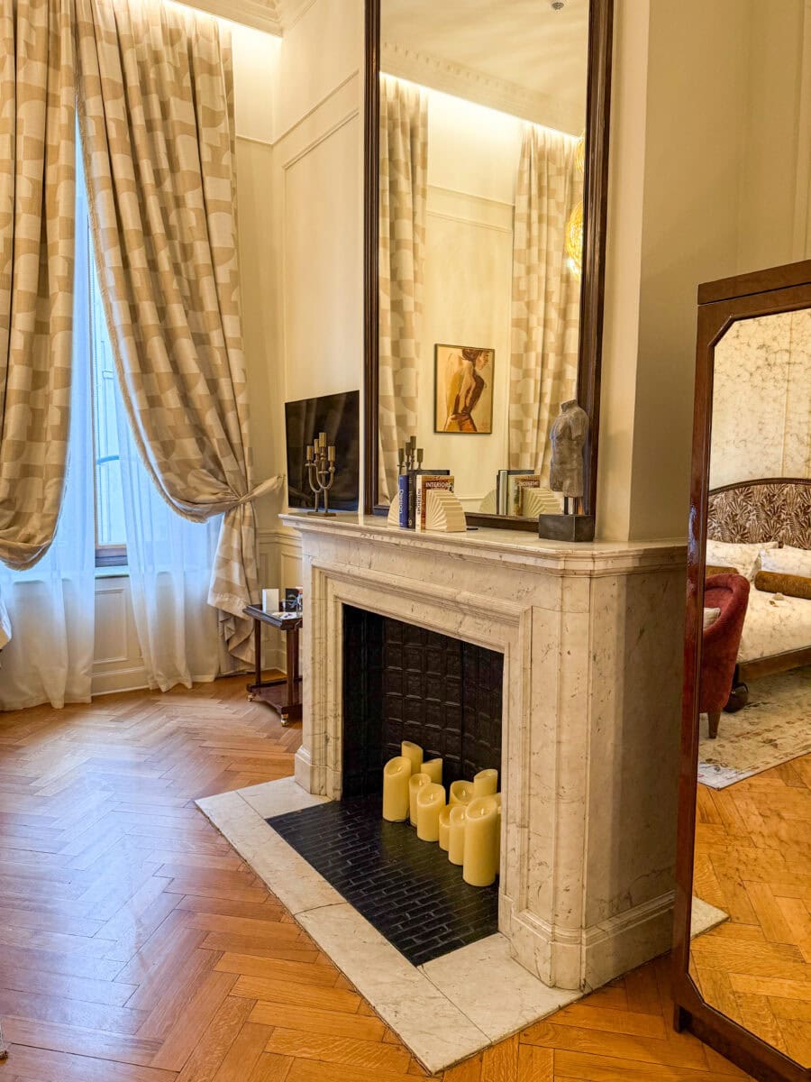 Grote spiegel met open haard in een hotelkamer