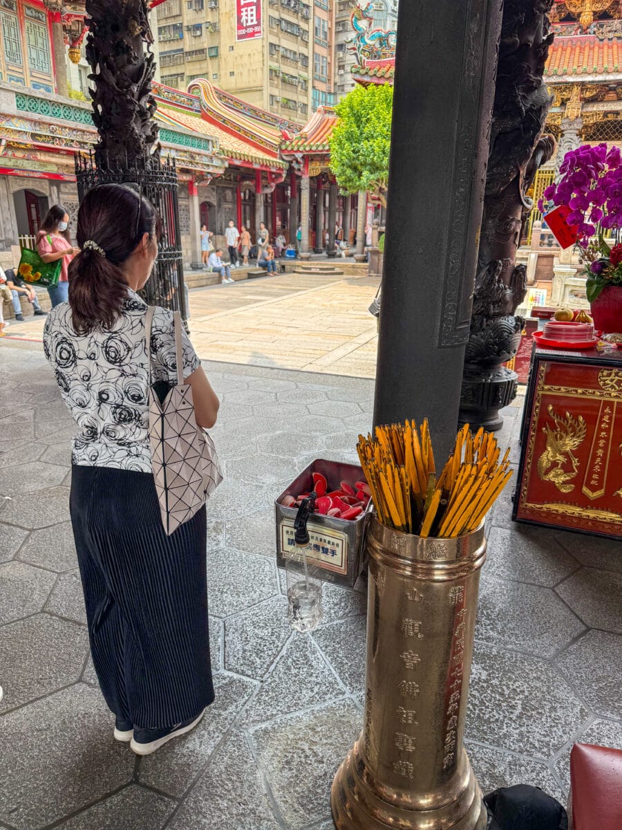Vrouw aan het bidden in de Longshan tempel in Taipei