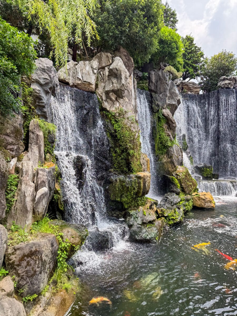 Watervallen aan de voorkant van de Longshan tempel in Taipei