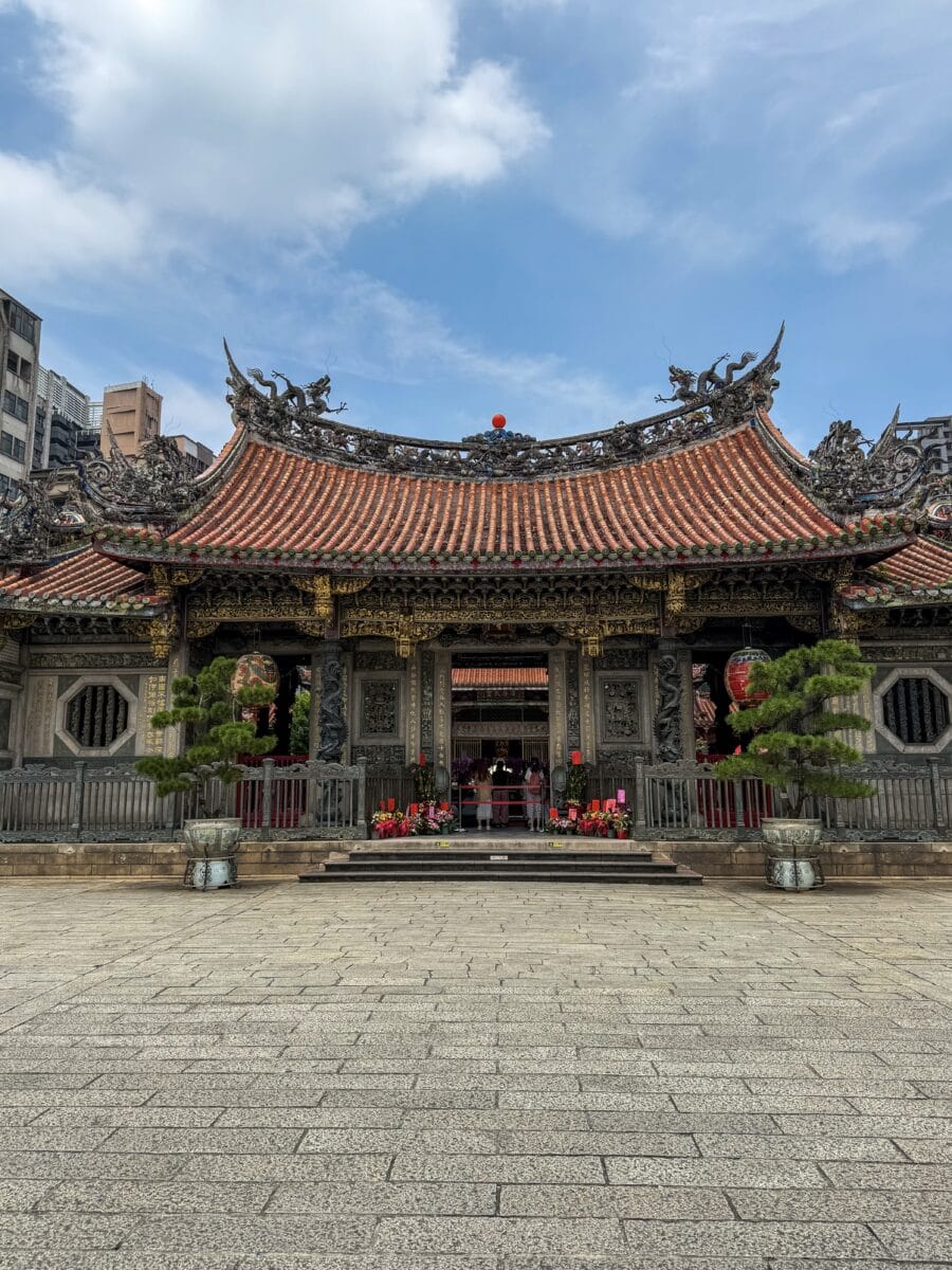 Voorkant van de Longshan tempel in Taipei