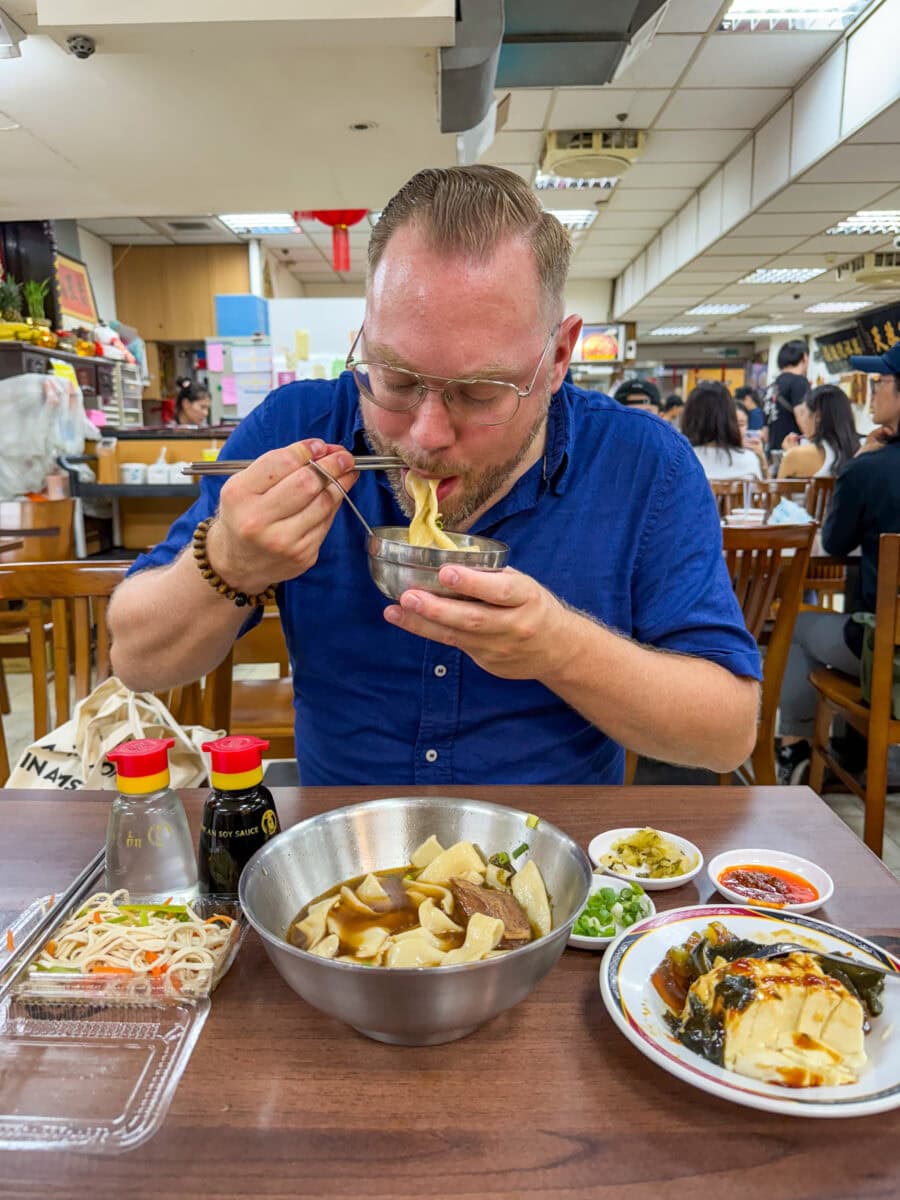 Bas Erkens eet bij Lao Shan Dong Homemade Noodles in Taipei
