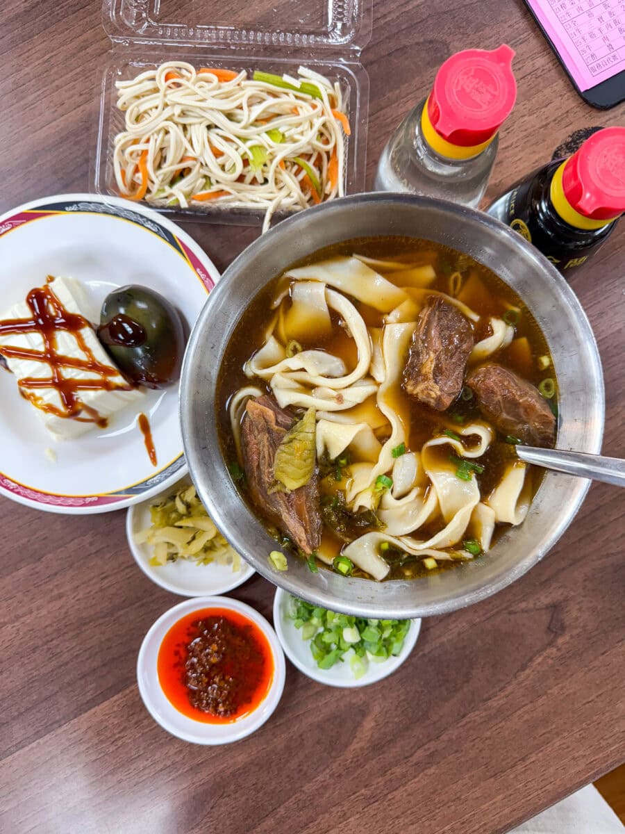 Braised beef noodles bij Lao Shan Dong Homemade Noodles in Taipei