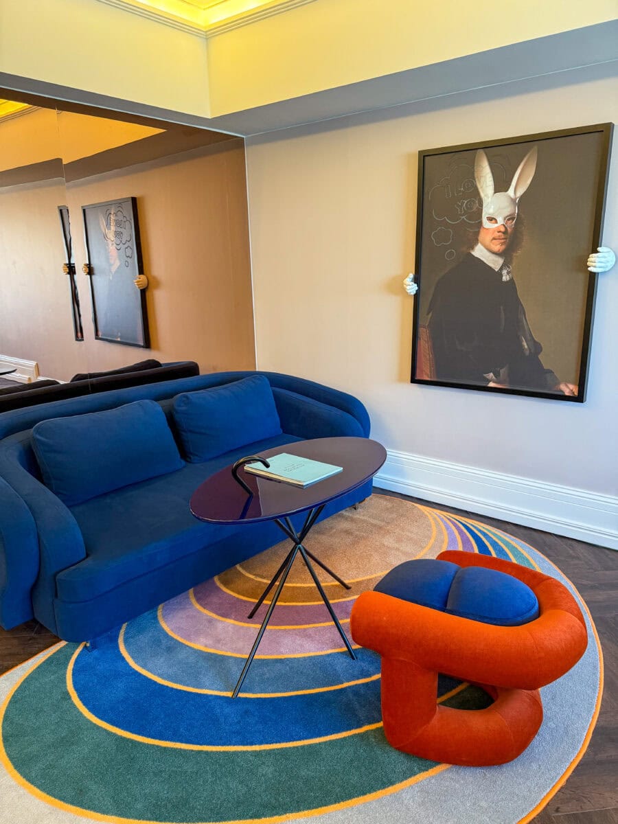 Hotelkamer met bank bij Cardo Brussels