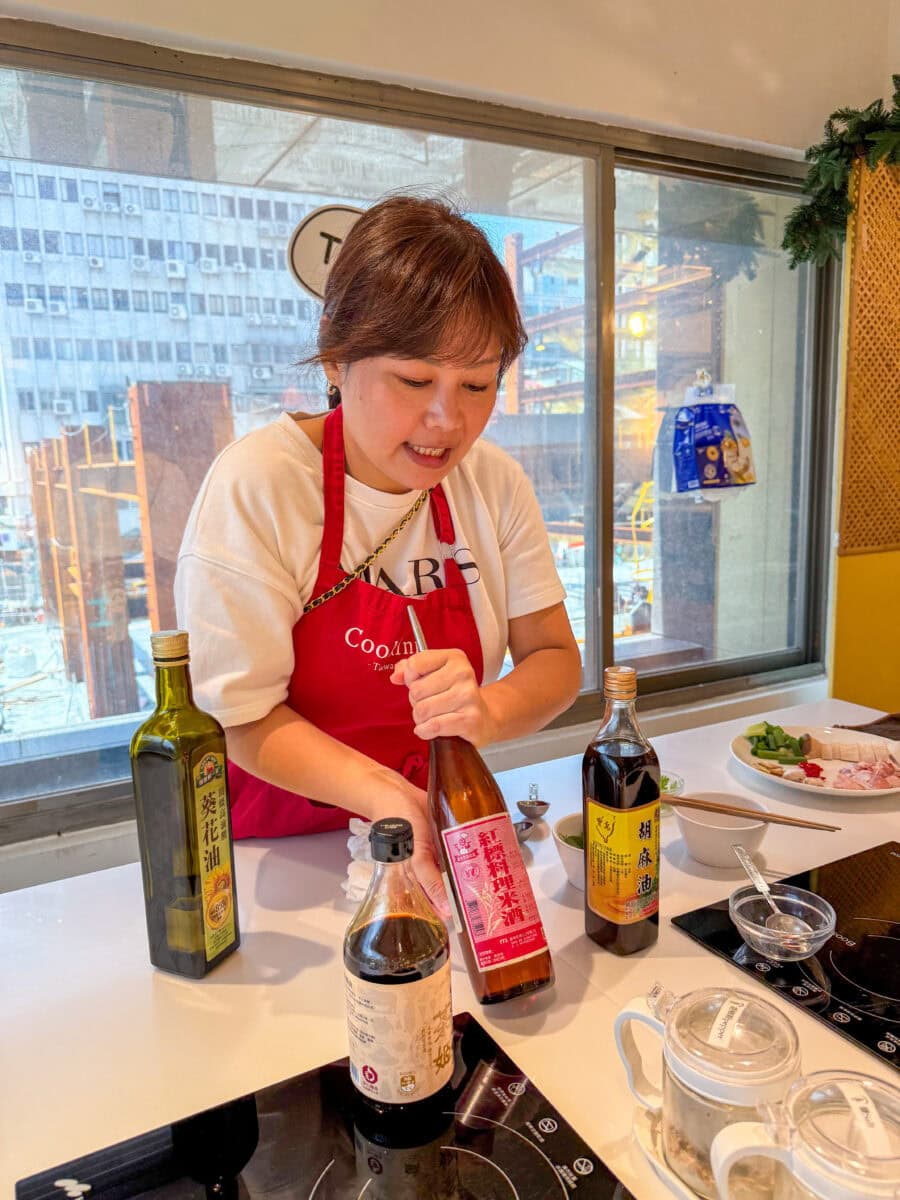 Uitleg over producten uit de Taiwanese keuken tijdens een kookworkshop