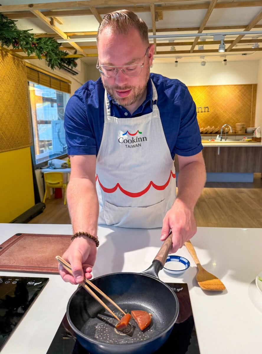 Bas Erkens aan het koken tijdens een workshop van CookInn Taiwan in Taipei