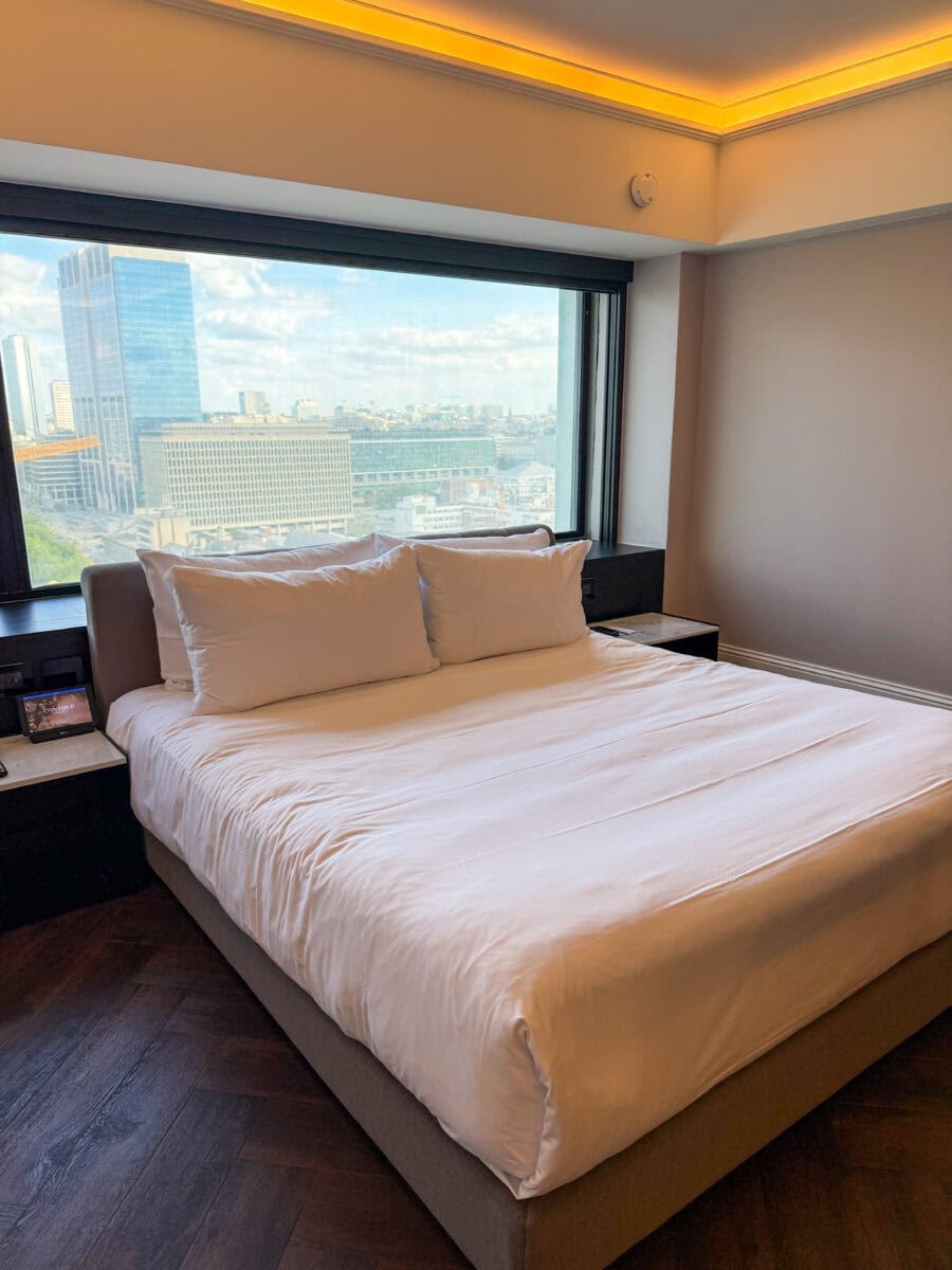 Bed in hotelkamer van Cardo Brussels