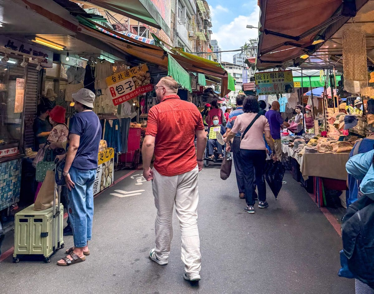 Bas Erkens loopt over een lokale markt in Taipei, Taiwan