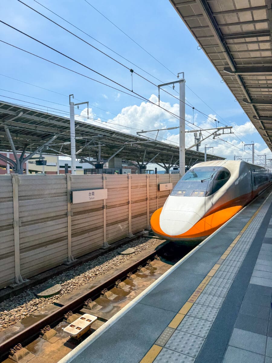 Bullet train bij aankomst in Tainan, in het zuiden van Taiwan