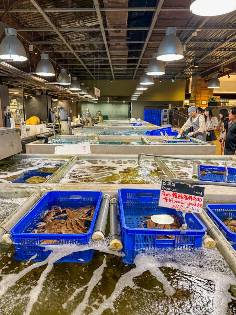 Bakken vol met vis bij Addiction Aquatic Development in Taipei