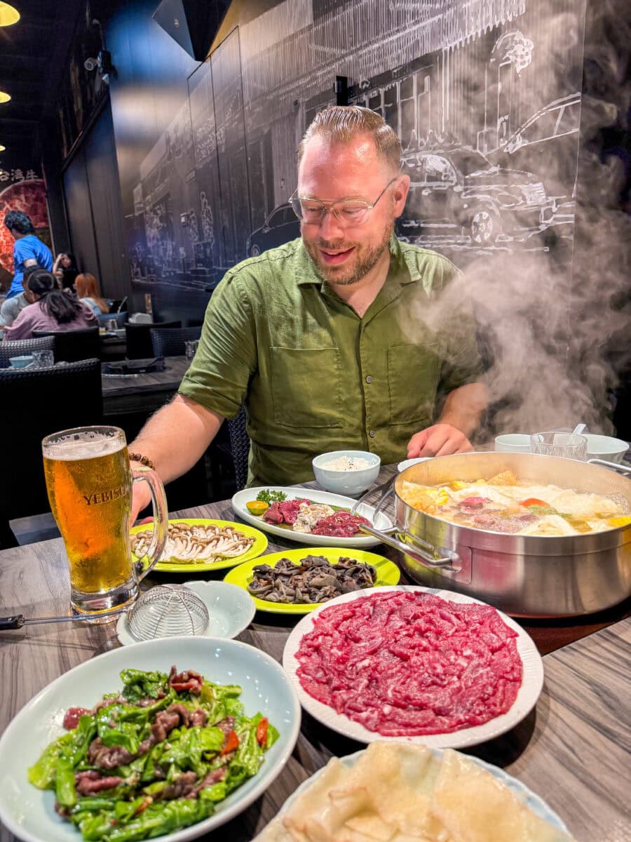 Bas Erkens eet hotpot in Tainan, in het zuiden van Taiwan