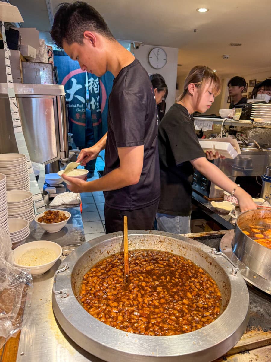 Chef aan het koken bij Dadaocheng Braised Pork Rice in Taipei