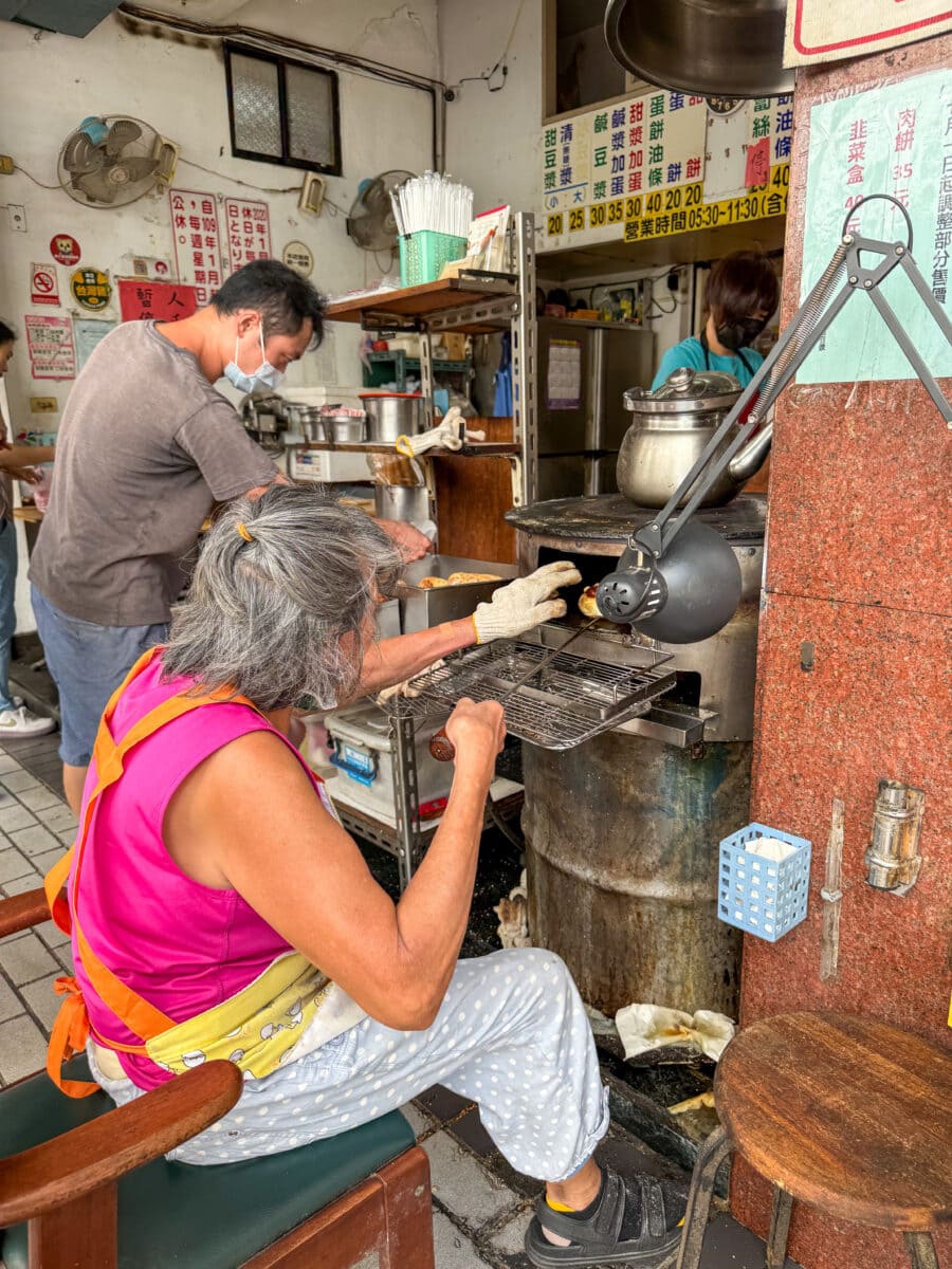 Chef van Qingdao Soymilk bakt verse broodjes